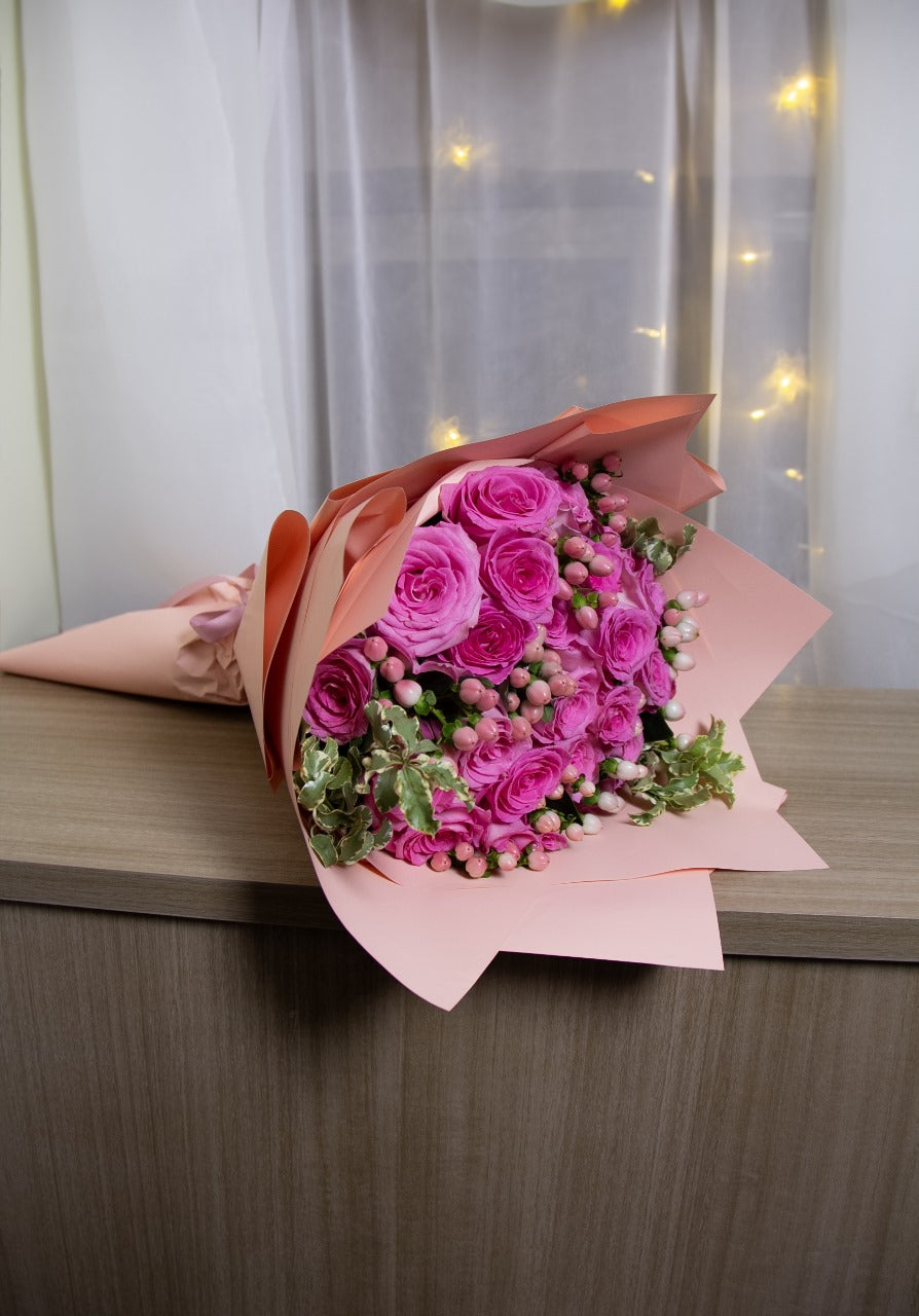 Bouquet of roses-25 pink roses with 10 Hypericum pieces